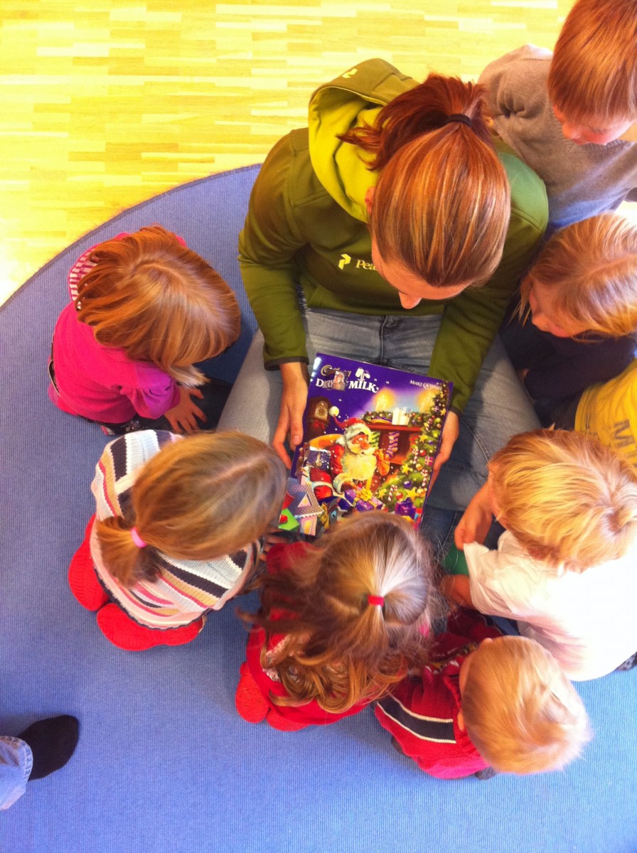 Kindergartenkinder lernen Englisch mit Native Speaker